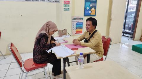 Penerimaan dan verifikasi berkas salah satu peserta baru pendaftar anggota Panwascam di Kabupaten Padang Pariaman
