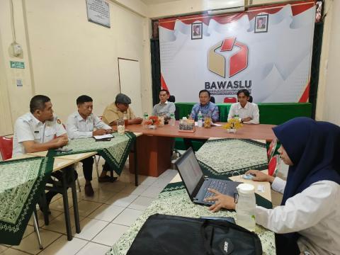 Bawaslu Kabupaten Padang Pariaman mengikuti zoom sosialisasi petunjuk teknis dan pelaporan pengawasan pada triwulan III Tahun 2026 di Kantor Bawaslu Padang Pariaman