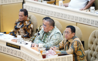 Ketua Bawaslu Rahmat Bagja saat menghadiri Rapat Dengar Pendapat di ruang rapat Komisi II DPR RI, Rabu (22/01/2025).