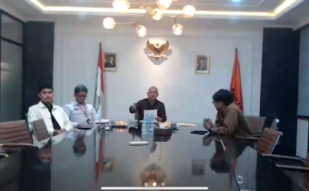 Anggota Bawaslu Totok Hariyono berikan arahan kepada Bawaslu daerah yang menjadi pemberi keterangan di sengketa hasil Pemilihan 2024 melalui daring, Rabu (15/1/2025).