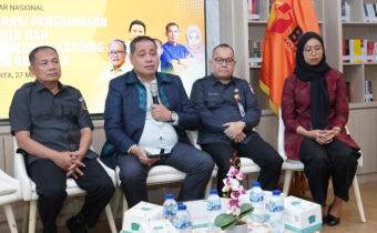 Anggota Bawaslu Herwyn JH Malonda bersama Sekjen Bawaslu Ichsan Fuady saat membuka Seminar Nasional Literasi Pengawasan Pemilu dan Peluncurkan Katalog Buku Bawaslu di Perpustakaan Bawaslu, Selasa, (27/5/2025).