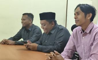 Koordinator Divisi HPPh, Indra Gunawaan dan Koordinator Divisi PPPS, Irwandi beserta Kasubag Pengawasan Pemilu dan Humas, Yoga Tri Rizki Ananda saat diskusi internal Bawaslu Padang Pariaman