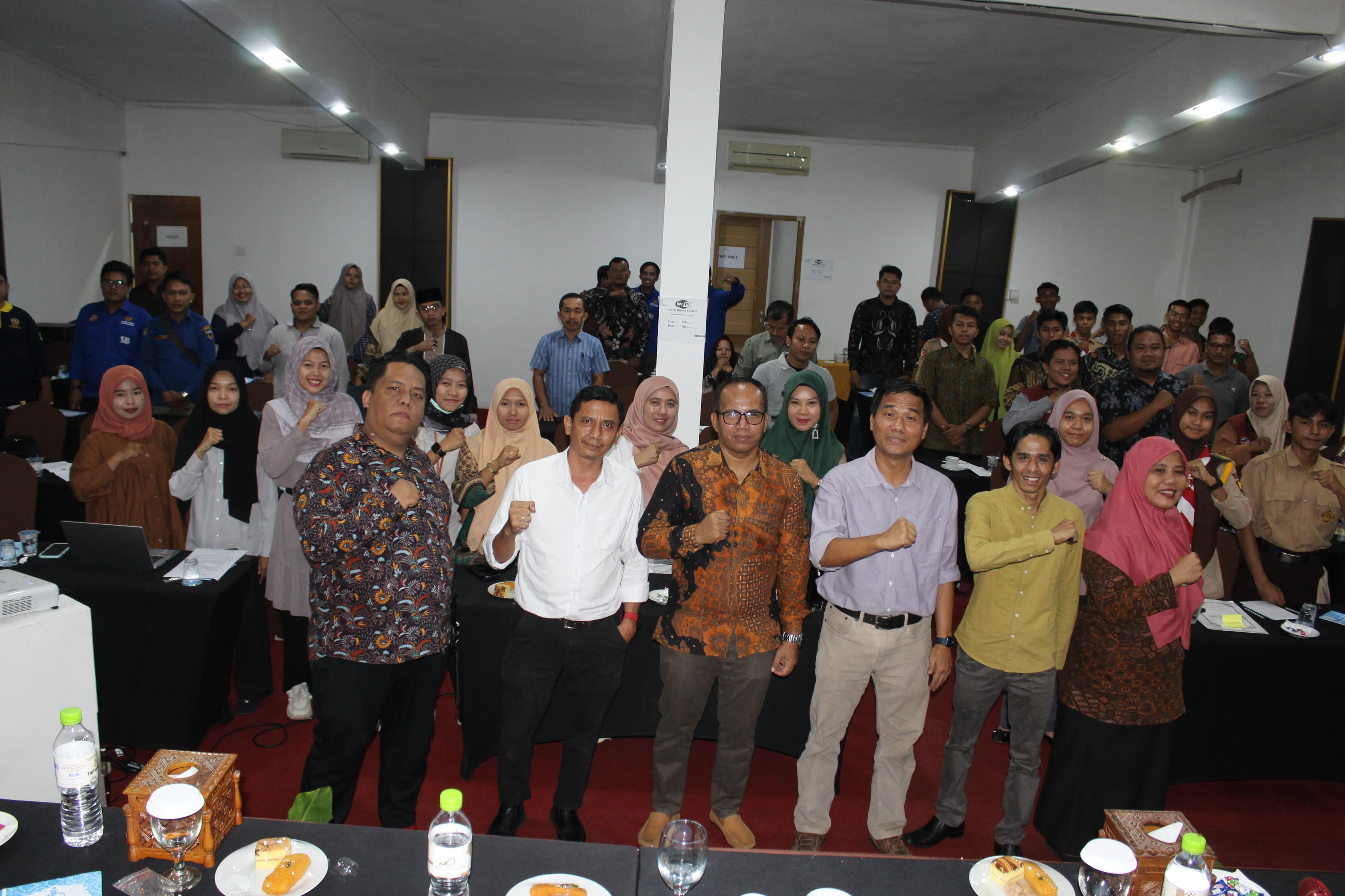 foto bersama dengan pimpinan provinsi dan narasumber