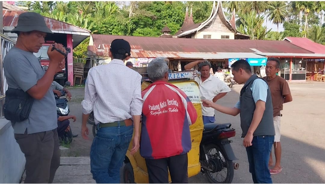 Ketua Bawaslu,Azwar Mardin didampingi Koordiv Hukum, Pencegahan Parmas, dan Humas Indra Gunawan sedang melakukan penertiban APK pada kendaraan milik masyarakat