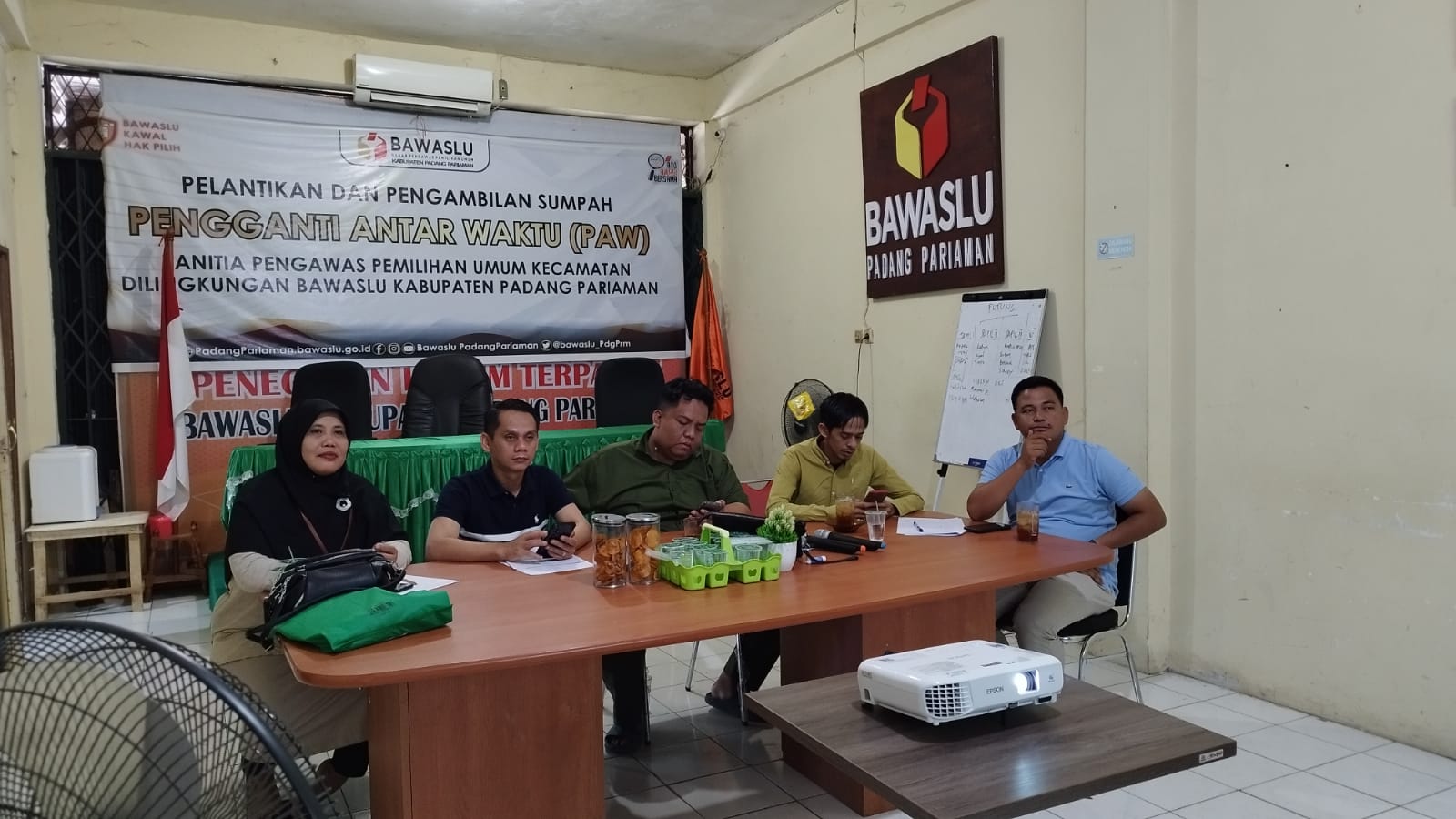 Anggota Bawaslu dan Kepala Sekretariat Bawaslu Kabupaten Padang Pariaman sedang melakukan zoom meeting " Rapat Koordinasi Penyampaian Hasil Pungut Hitung "