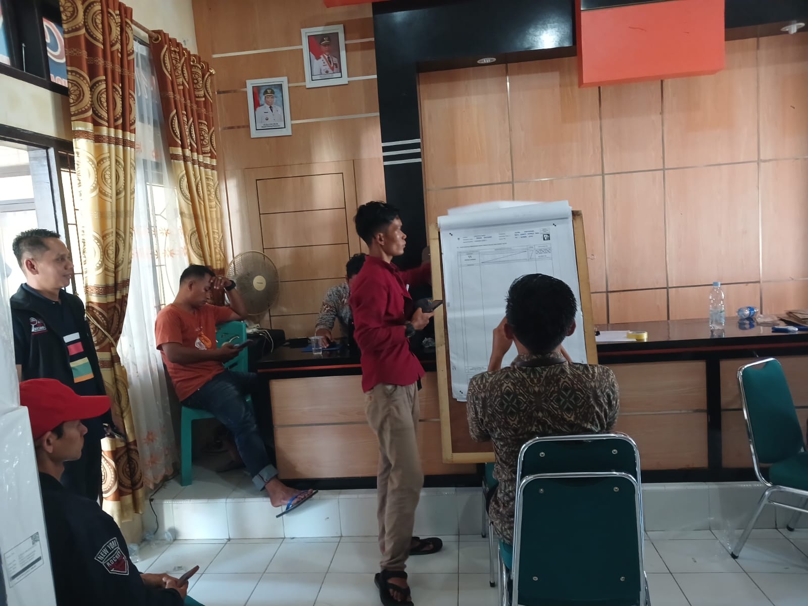 Ketua Bawaslu Padang Pariaman, Azwar Mardin sedang melakukan pengawasan Tahapan Rekapitulasi di Kecamatan Sungai Geringging