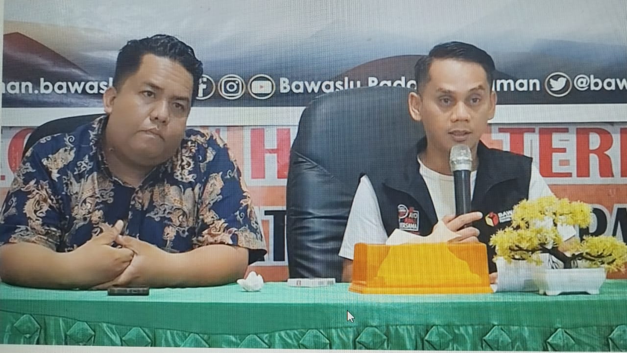 Ketua Bawaslu,Azwar Mardin sedang memberikan informasi tentang saran PSU kepada Pers.