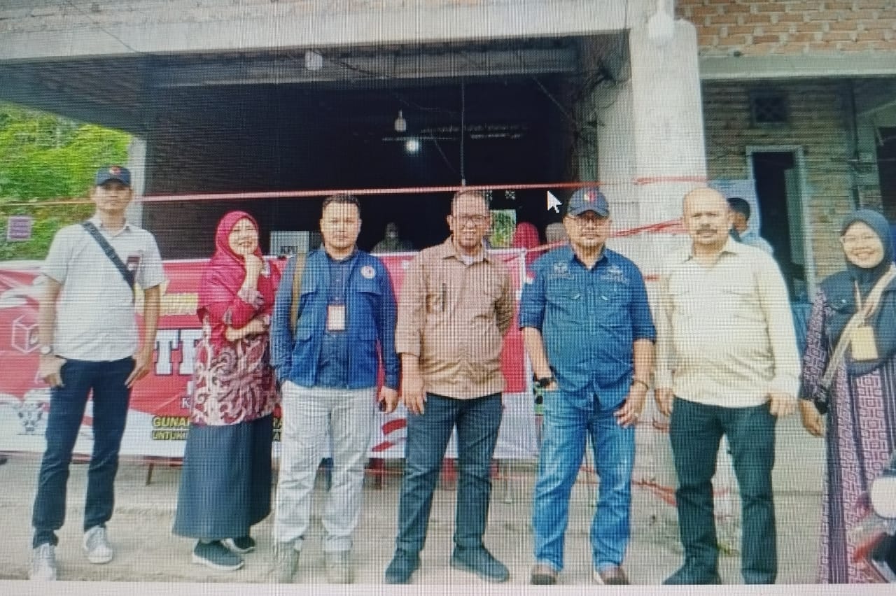 Sekretaris Bawaslu Sumbar, Karnalis Kamaruddin Sedang Mengawasi Pemungutan Suara Ulang di TPS 002 Nagari Pauah kamba, Kecamatan Nan Sabaris