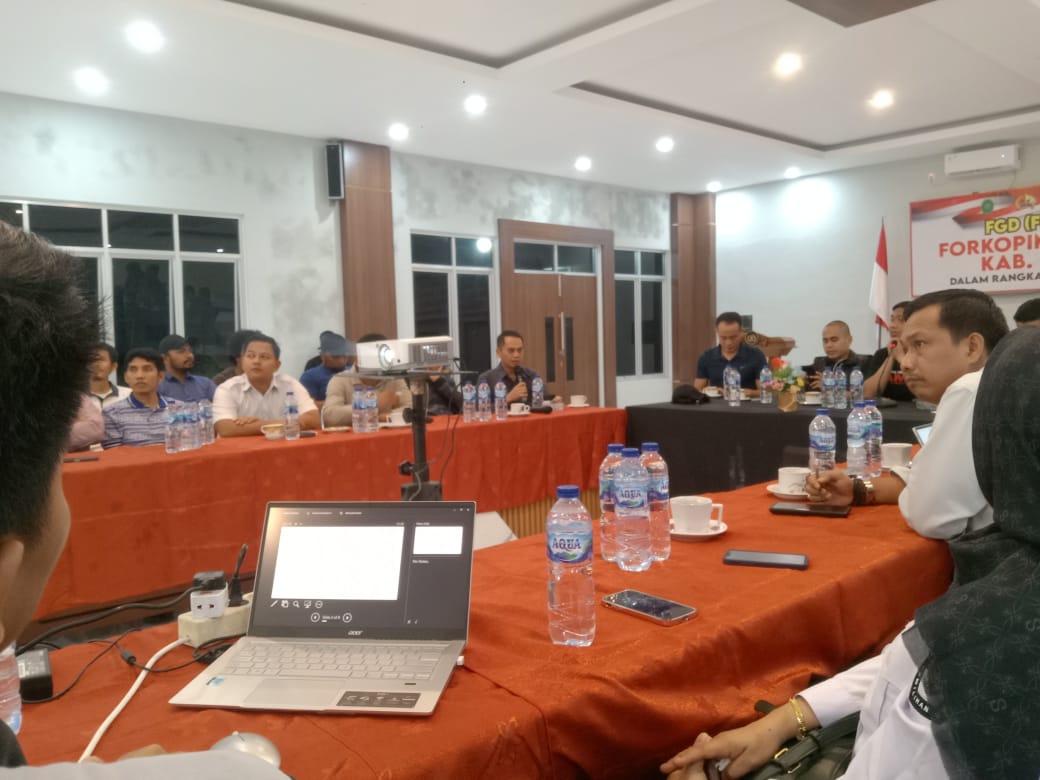 Forum Group Discussion (FGD) bersama Forkopimda, KPU, dan Bawaslu pada Kamis Malam, 20/6/2024 di Aula Thatya Dharaka Polres Padang Pariaman.