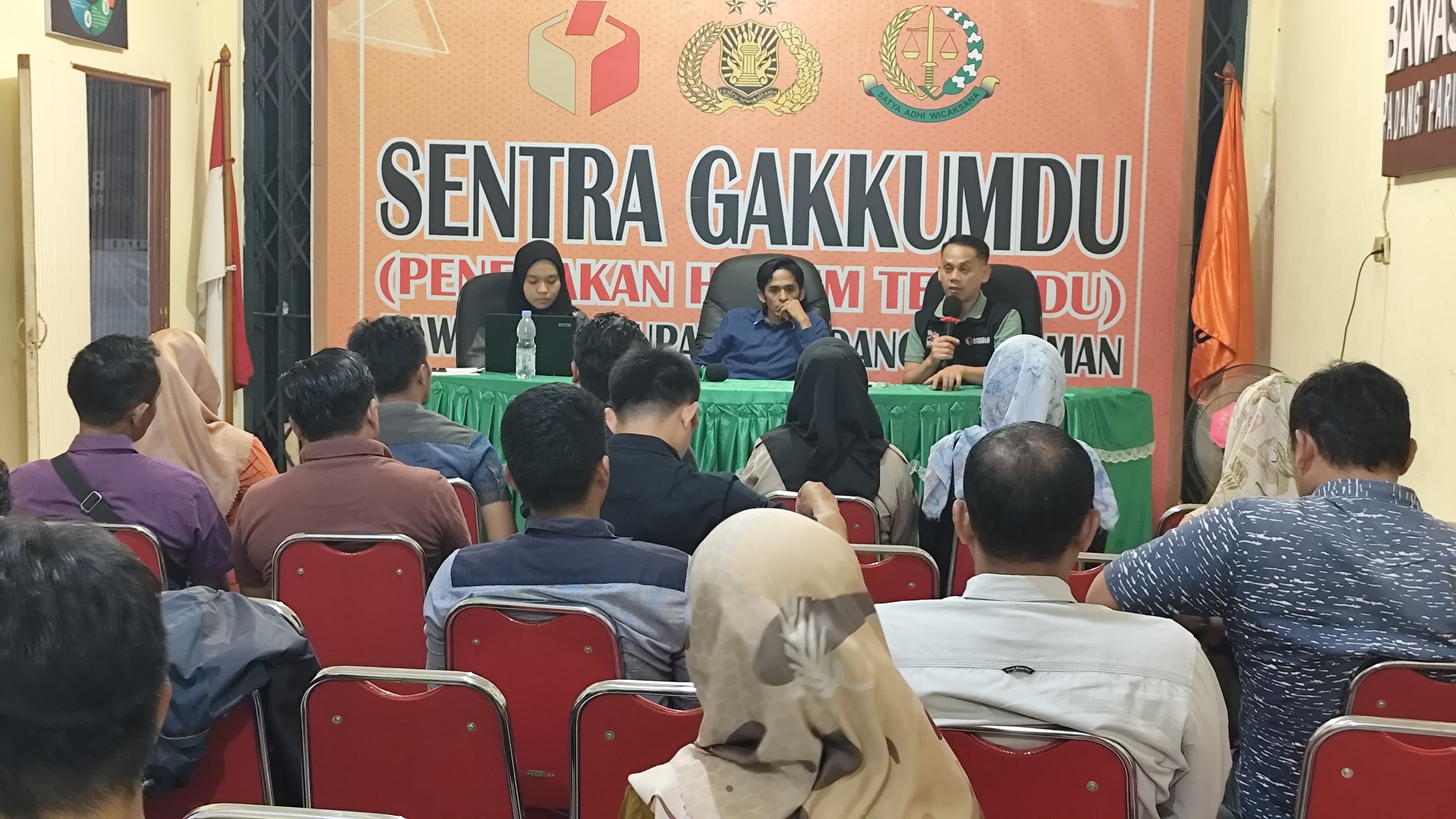 Mempersiapkan rekapitulasi hasil pemungutan suara ulang calon anggota DPD RI pada 13 Juli kemaren, Bawaslu Padang Pariaman gelar rapat koordinasi dengan Ketua dan Anggota Panwaslu Kecamatan se -Kabupaten Padang Pariaman di Kantor Bawaslu Padang Pariaman, Senin, 15 Juli 2024.