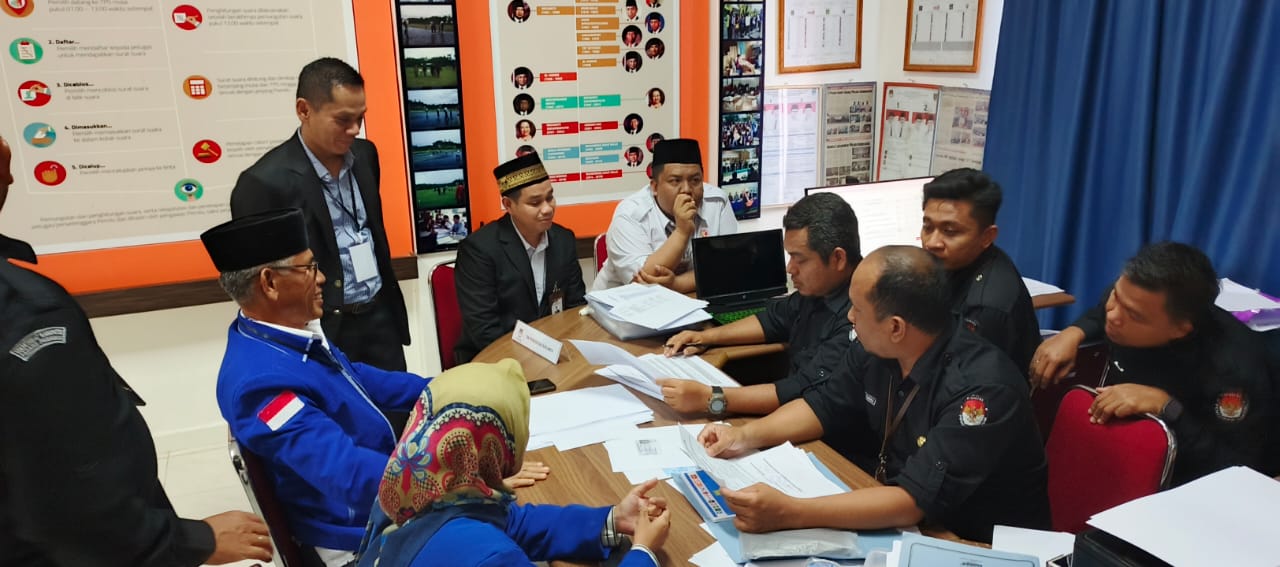  Bawaslu Kabupaten  Padang Pariaman kembali awasi secara melekat di kantor KPU Padang Pariaman Rabu (28/8/2024 ). 