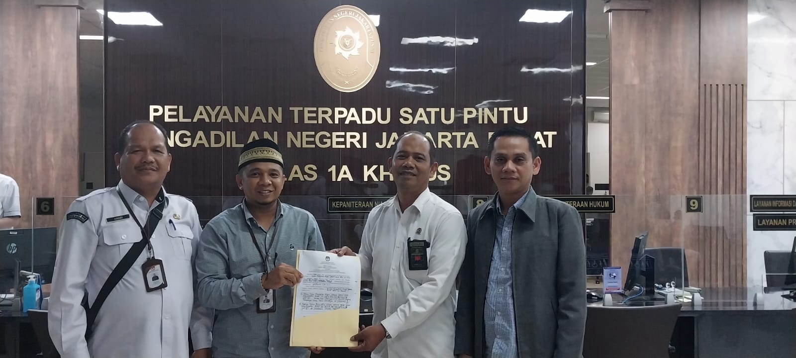 Ketua Bawaslu Padang Pariaman, Azwar Mardin dan Ketua KPU Padang Pariaman, Zainal Abidin saat verifikasi faktual Paslon Kepala Daerah Kabupaten Padang Pariaman di Jakarta 