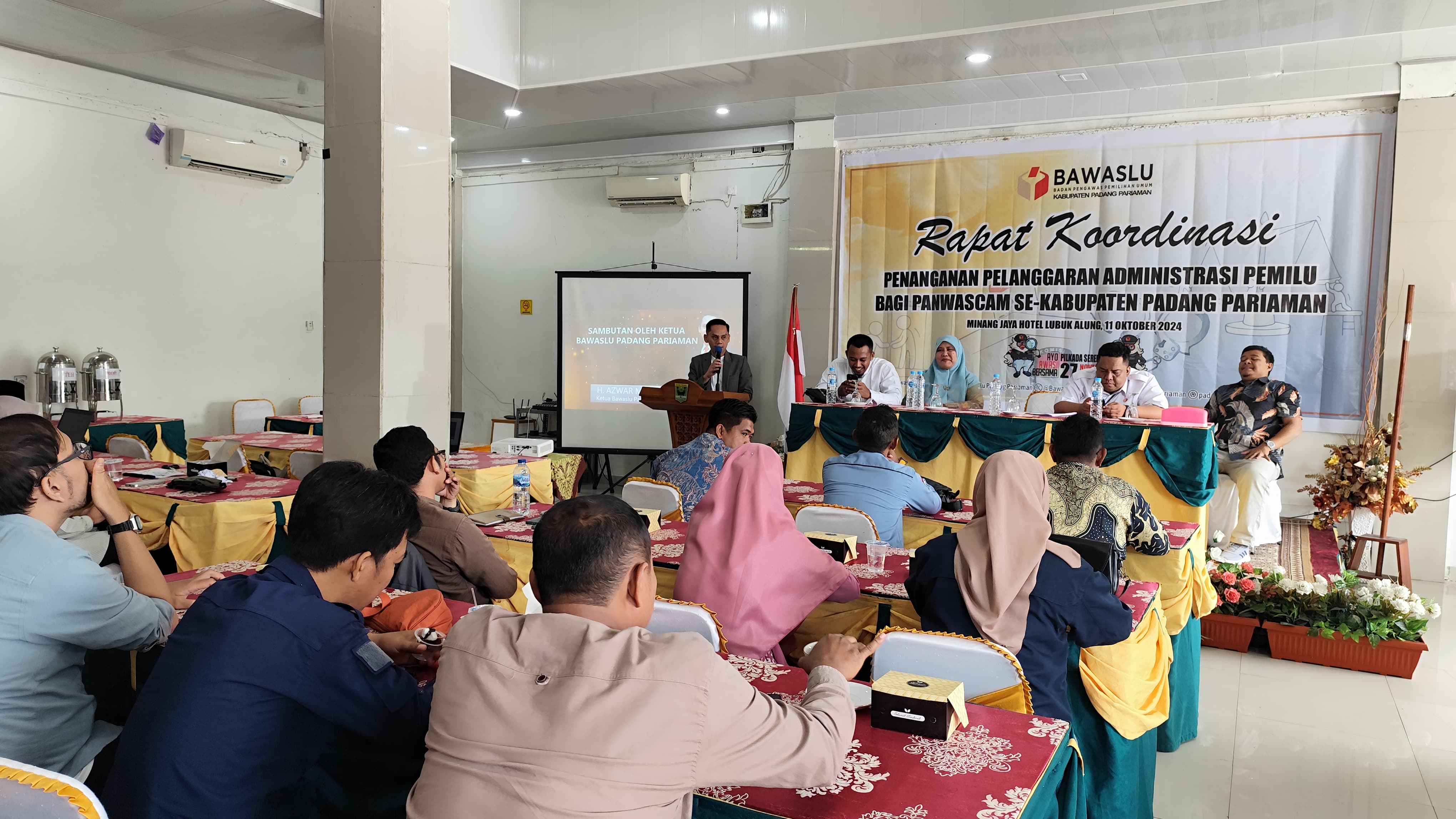 Ketua Bawaslu Azwar Mardin Saat Memberikan Sambutan Pada Acara Rapat Koordinasi PenangPenanganananan Pelanggaran Administrasi Pemilu Bagi Panwascam se- Kabupaten Padang Pariaman" di Aula Minang Jaya Hotel, Lubuk Alung pada Jum'at, ( 11/10/2024