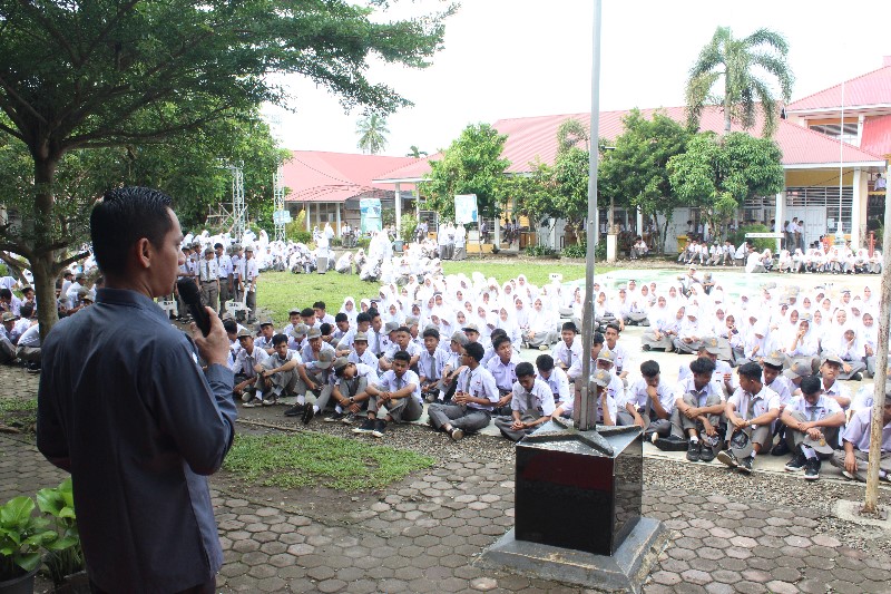 Ketua Bawaslu Padang pariaman, Azwar Mardin saat melakukan sosialisasi tata cara permohonan informasi kepada siswa/i SMA N 1 Lubuk Alung