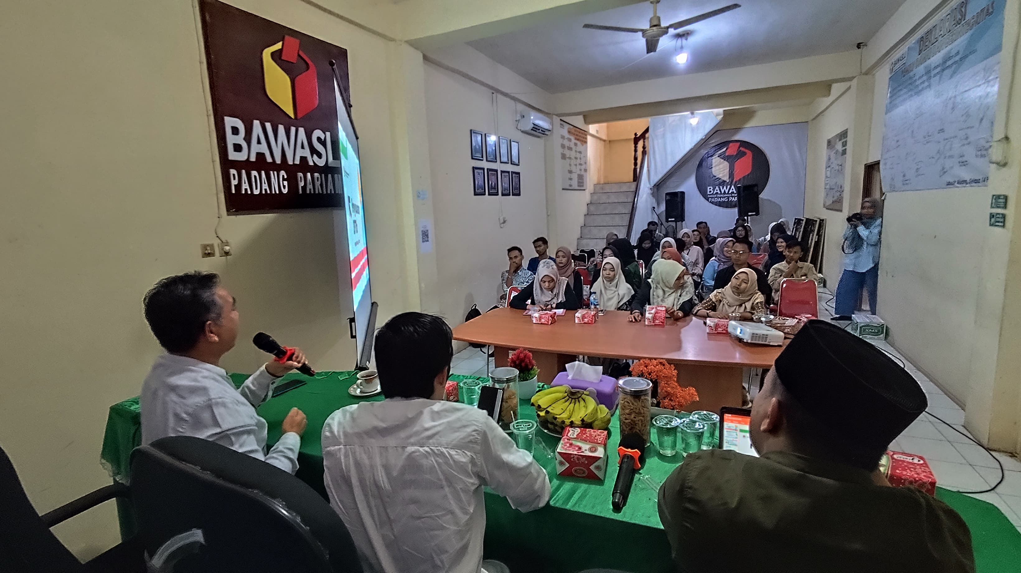 Rapat Kajian Hukum Tentang Pemuktahiran Data Pemilih" di ruang rapat kantor tersebut, Jum'at ( 24/10/2024 ) . 