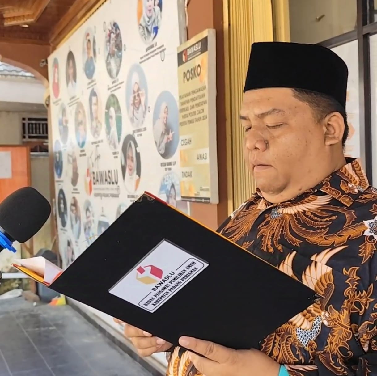 Anggota Bawaslu Kabupaten Irwandi saat membacakan amanat dalam Upacara Peringatan Sumpah Pemuda di Lingkungan Bawaslu Kabupaten Padang Pariaman