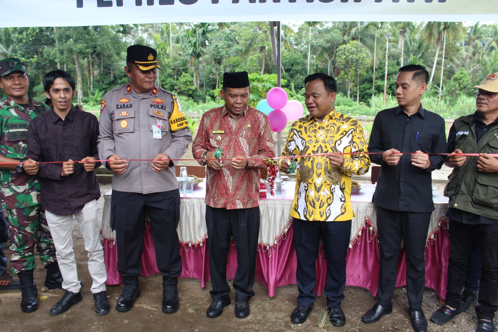 Sosialisasi Pengawasan Partisipatif dan Deklarasi Pemilu Damai sekaligus peres­mian Kampung dan Lapau Pengawa­san Pemilu Partisipatif di Lapangan TK-SD Model, Nagari Limpato, Kecamatan Sungai Sarik, Padang Pariaman, Sabtu (12/10/24).