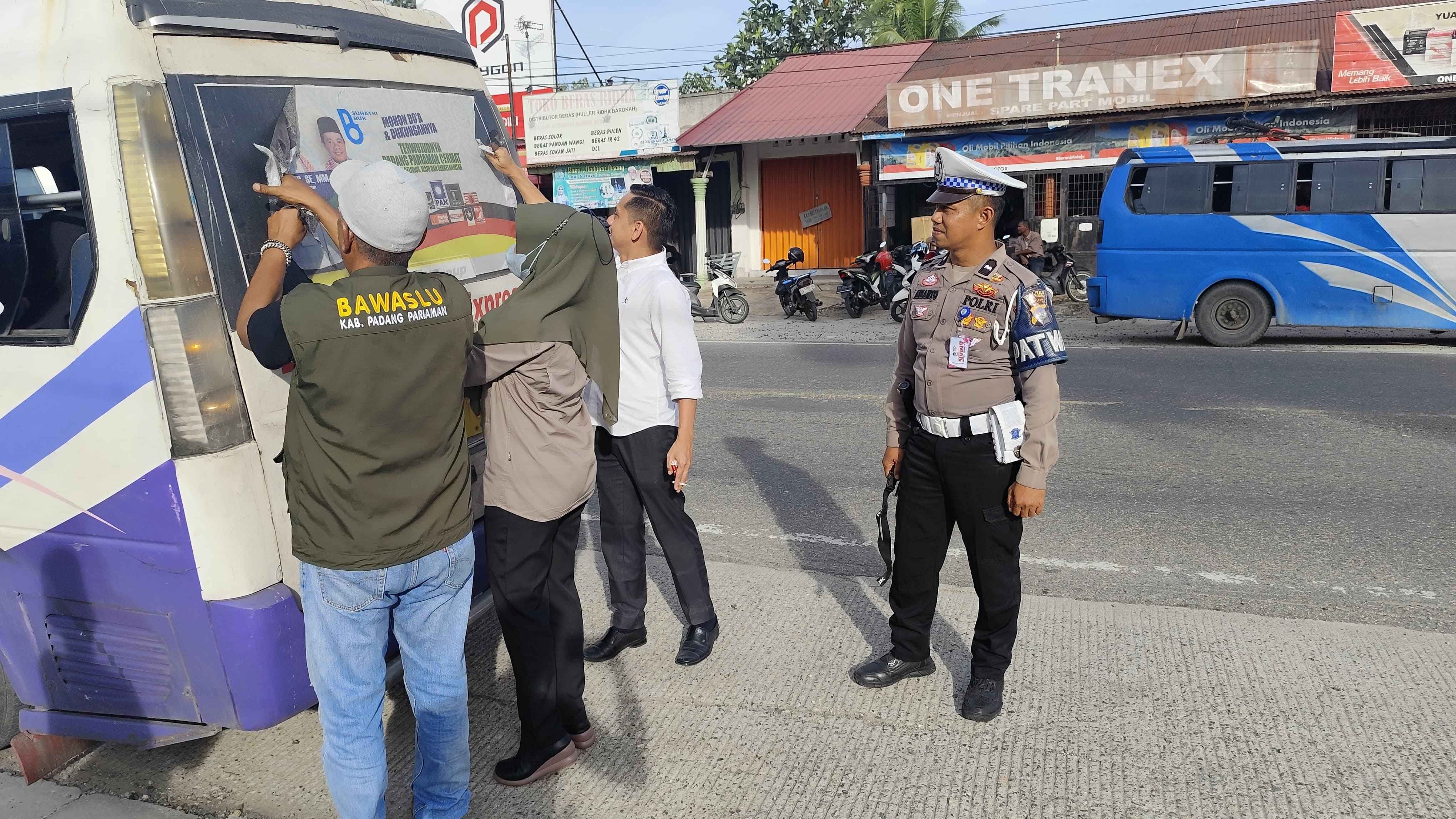 Ketua Bawaslu Kabupaten Padang pariaman, Azwar Mardin dan jajaran lakukan penetriban APK yang masih terpasang di kendaraan