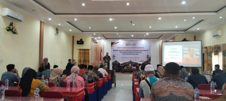 Ketua Bawaslu Sumbar Alni memberikan sambutan dalam kegiatan sosialisasi pengawasan partisipatif bersama pemantau pemilihan dan organisasi masyarakat Kota Pariaman, Selasa (7/1/2024). ALDI