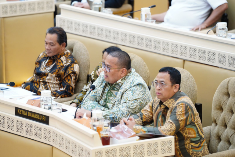 Ketua Bawaslu Rahmat Bagja saat menghadiri Rapat Dengar Pendapat di ruang rapat Komisi II DPR RI, Rabu (22/01/2025).