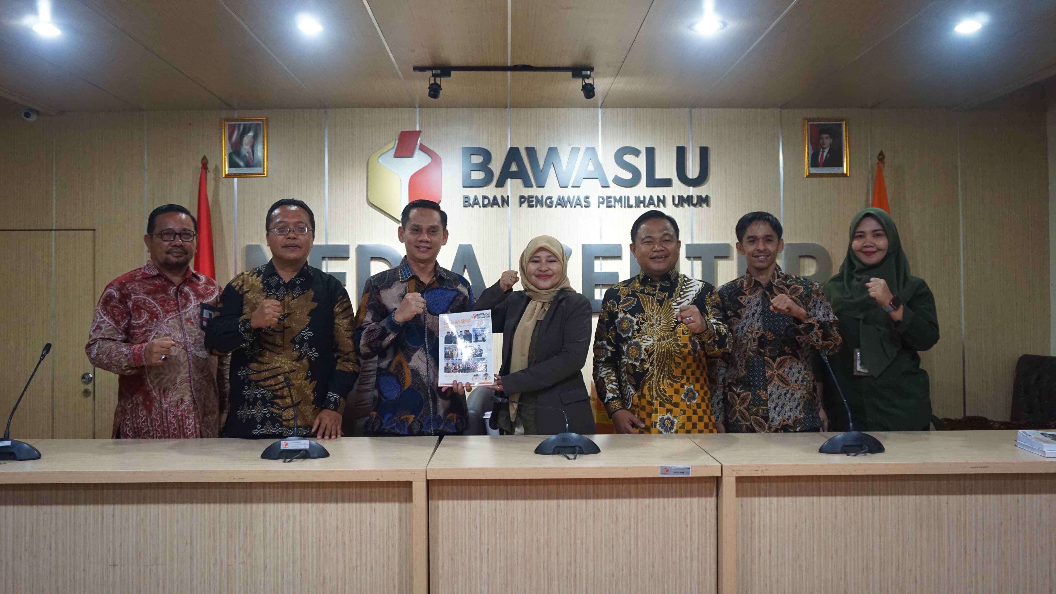 Penyerahan Laporan Akhir Kehumasan Bawaslu Kabupaten Padang Pariaman Pada Pemilihan Serentak Tahun 2024