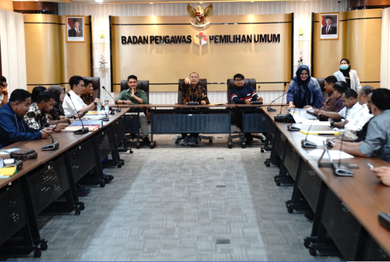 Anggota Bawaslu Totok Hariyono saat memberikan arahan kepada Bawaslu daerah di gedung Bawaslu, Rabu (12/2/2025).