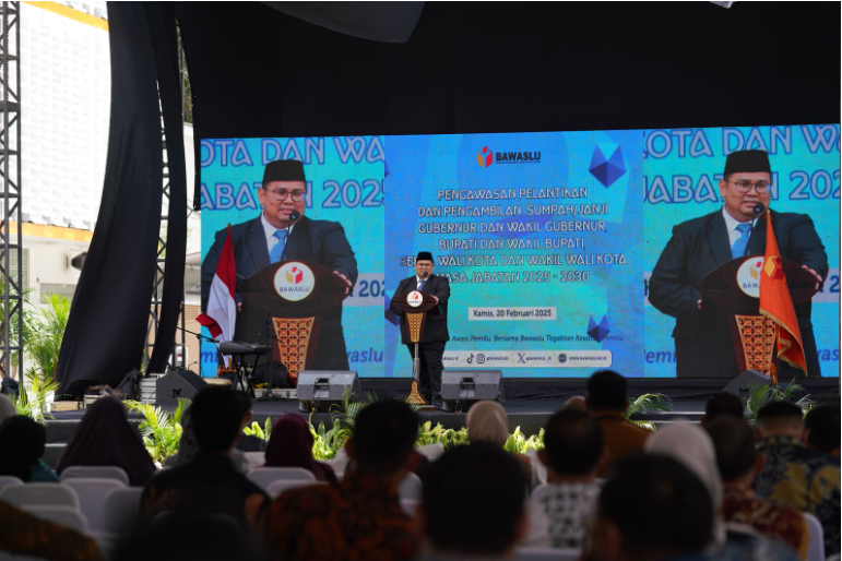Ketua Bawaslu Rahmat Bagja dalam kegiatan Pengawasan Pelantikan dan Pengambilan Sumpah/Janji Gubernur dan Wakil Gubernur, Bupati dan Wakil Bupati, serta Wali Kota dan Wakil Wali Kota periode 2025-2030 di Kantor Bawaslu, Jakarta, Kamis (20/2/2025).