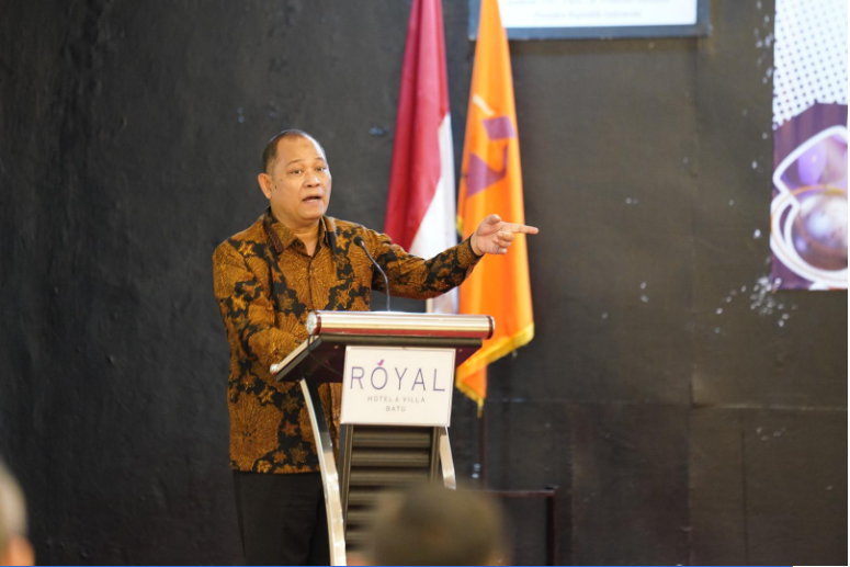 Anggota Bawaslu Totok Hariyono memberi arahan kepada Bawaslu Jawa Timur dalam Rapat Evaluasi Pengawasan Siber, Jumat (14/2/2025).