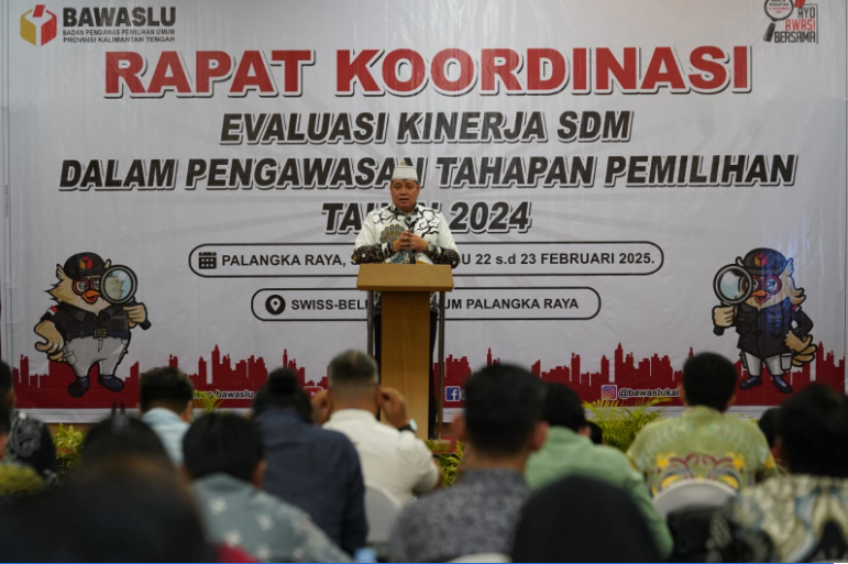 Anggota Bawaslu Herwyn JH Malonda memberikan arahan dalam Rapat Koordinasi Evaluasi Kinerja SDM dalam Pengawasan Tahapan Pemilihan Tahun 2024 Bawaslu Kalteng di Palangkaraya, Sabtu (22/2/2025)/foto: Publikasikan dan Pemberitaan Bawaslu.