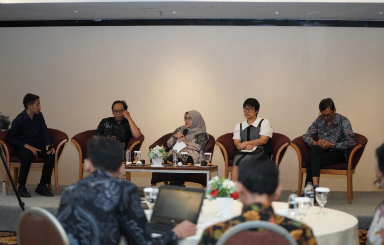 Anggota Bawaslu Lolly Suhenty (tengah) menjadi pembicara dalam Diskusi Media tentang Media Sosial Pasca-Politik 2024 untuk Mewujudkan Ruang Digital yang Demokratis, di Jakarta, Kamis (13/2/2024)/foto: Publikasi dan Pemberitaan Bawaslu
