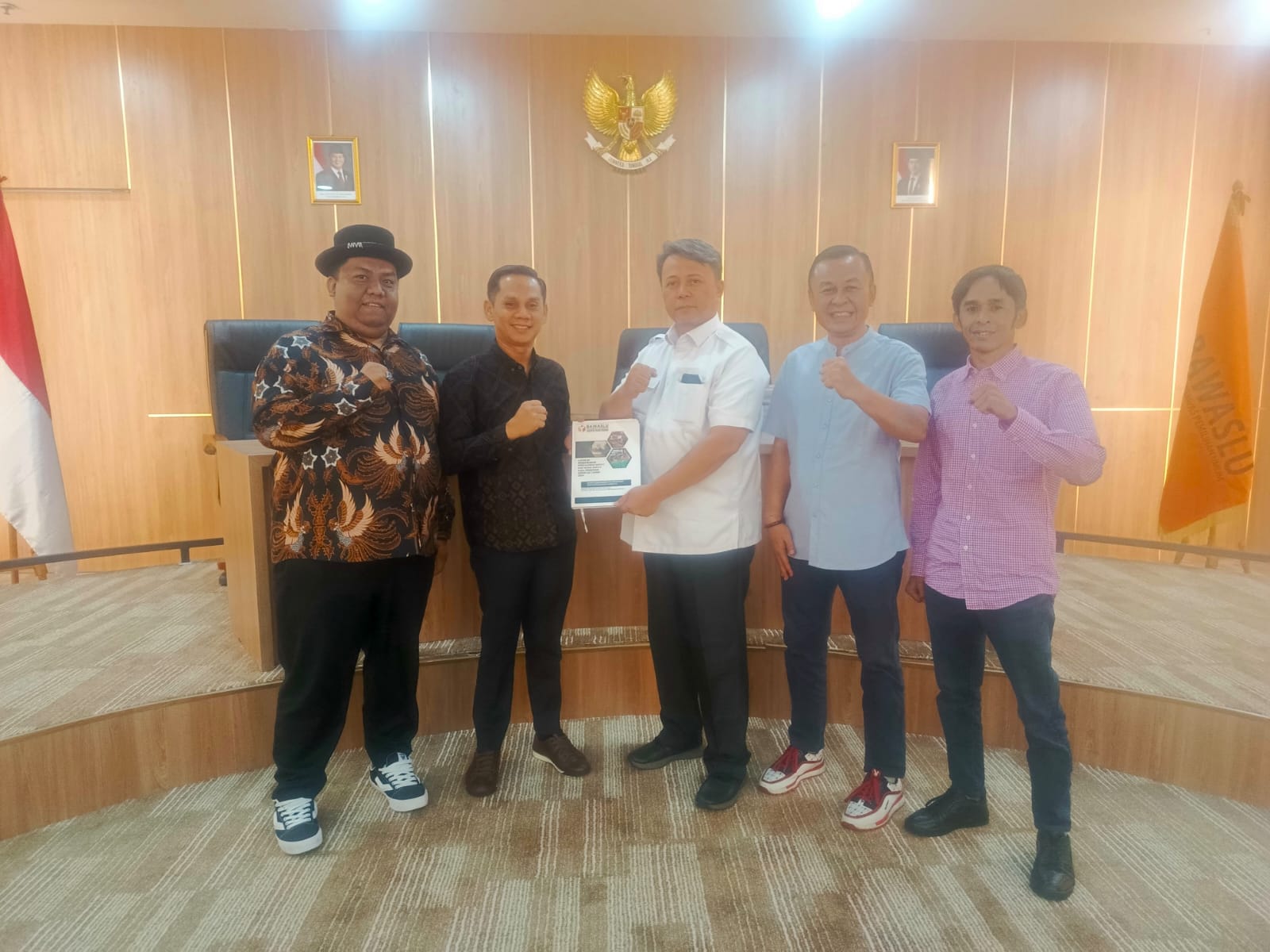 Penyerahan Laporan Pengawasan Tahapan Pencalonan Bawaslu Kabupaten Padang Pariaman Kepada Bawaslu RI