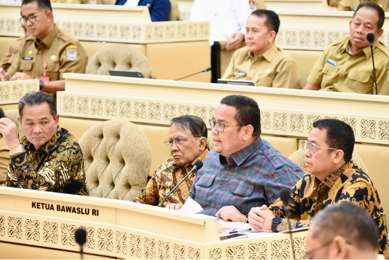 Ketua Bawaslu Rahmat Bagja didampingi Anggota Bawaslu Puadi dalam rapat dengar pendapat bersama Komisi II DPR RI, Pemerintah, KPU, dan DKPP di Gedung DPR/MPR, Jakarta, Senin (10/3/2025).