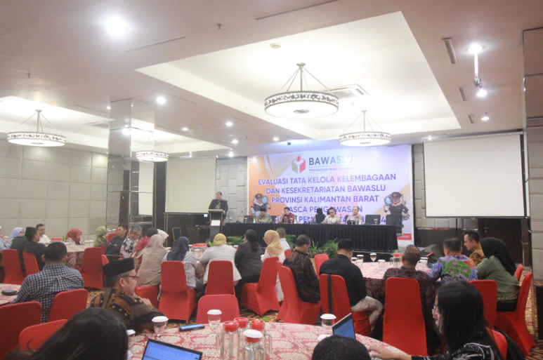 Anggota Bawaslu Herwyn JH Malonda dalam kegiatan Evaluasi Tata Kelola Kelembagaan dan Kesekretariatan Pasca Pengawasan Pemilihan 2024 di Pontianak