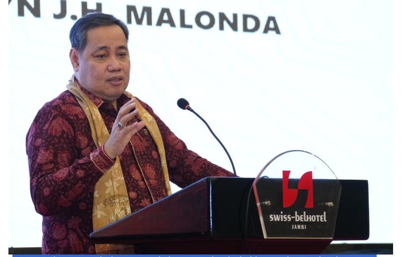 Anggota Bawaslu Herwyn JH Malonda saat menutup kegiatan Rapat Kerja Evaluasi Pelaksanaan Tahapan Pembentukan Pengawas Pemilu Ad Hoc Pada Pengawasan Pemilu dan Pemilihan 2024, di Jambi, Selasa, (25/2/2025) malam.