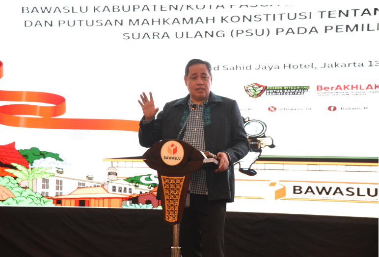 Anggota Bawaslu Herwyn JH Malonda saat membuka Rapat Perencanaan Program dan Anggaran Bawaslu Provinsi dan Bawaslu Kabupaten/Kota Pasca Instruksi Presiden Nomor 1 Tahun 2025 dan Putusan MK Tentang Pengawasan Pemungutan Suara Ulang (PSU) Pada Pemilihan tahun 2024 di Jakarta, Jumat (14/3/2025) malam.