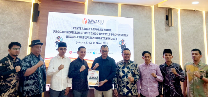 Penyerahan Laporan oleh divisi SDMO Bawaslu Kabupaten Padang Pariaman