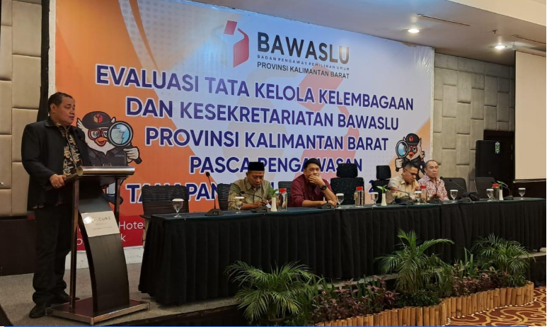 Anggota Bawaslu Herwyn JH Malonda saat membuka dan memberi arahan dalam acara Rapat Evaluasi dan Pembahasan Instrumen Tata Kelola Organisasi, SDM, serta Peningkatan Kapasitas dan Rekrutmen Pemilu di Pontianak,, Kamis 20 Maret 2025