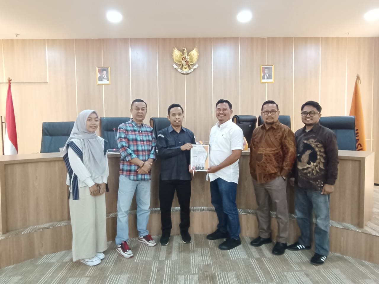 Penyerahan Laporan Penyelesaian Sengketa oleh Staf PPPS bawaslu Kabupaten Padang Pariaman