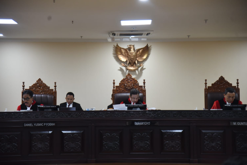 Majelis sidang gugatan sengketa hasil untuk tujuh daerah yang melaksanakan Pemungutan Suara Ulang (PSU) Pemilihan 2024 di Mahkamah Konstitusi (MK), Jumat (25/4/2025).
