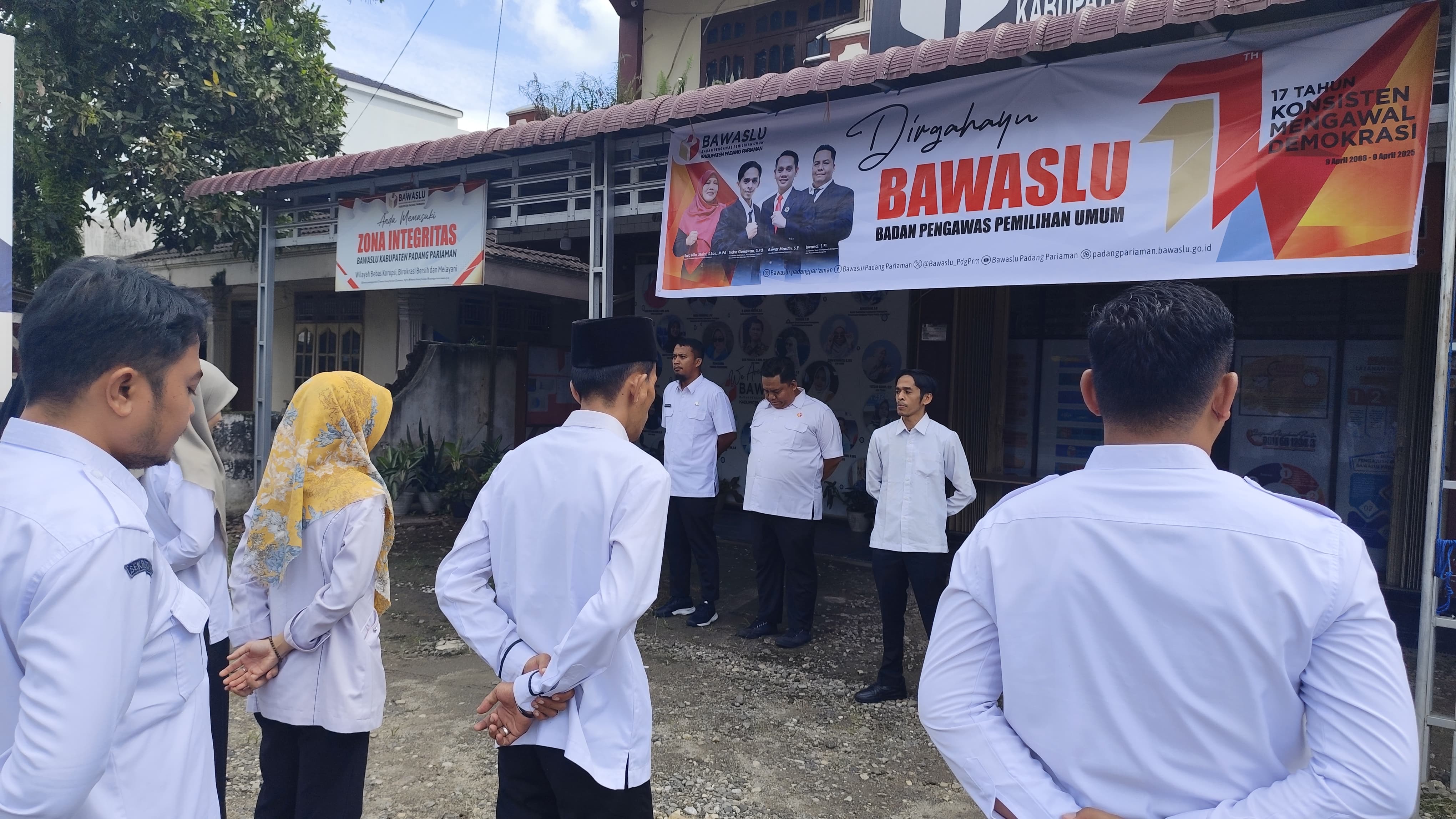 Anggota Bawaslu Padang Pariaman, Indra Gunawan saat memimpin Apel Peringatan HUT bawaslu ke-17