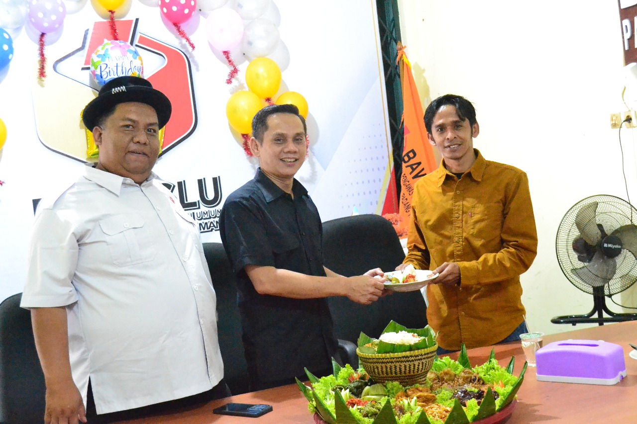 Pemotongan Tumpeng Oleh Ketua dan Anggota Bawaslu Kabupaten Padang Pariaman