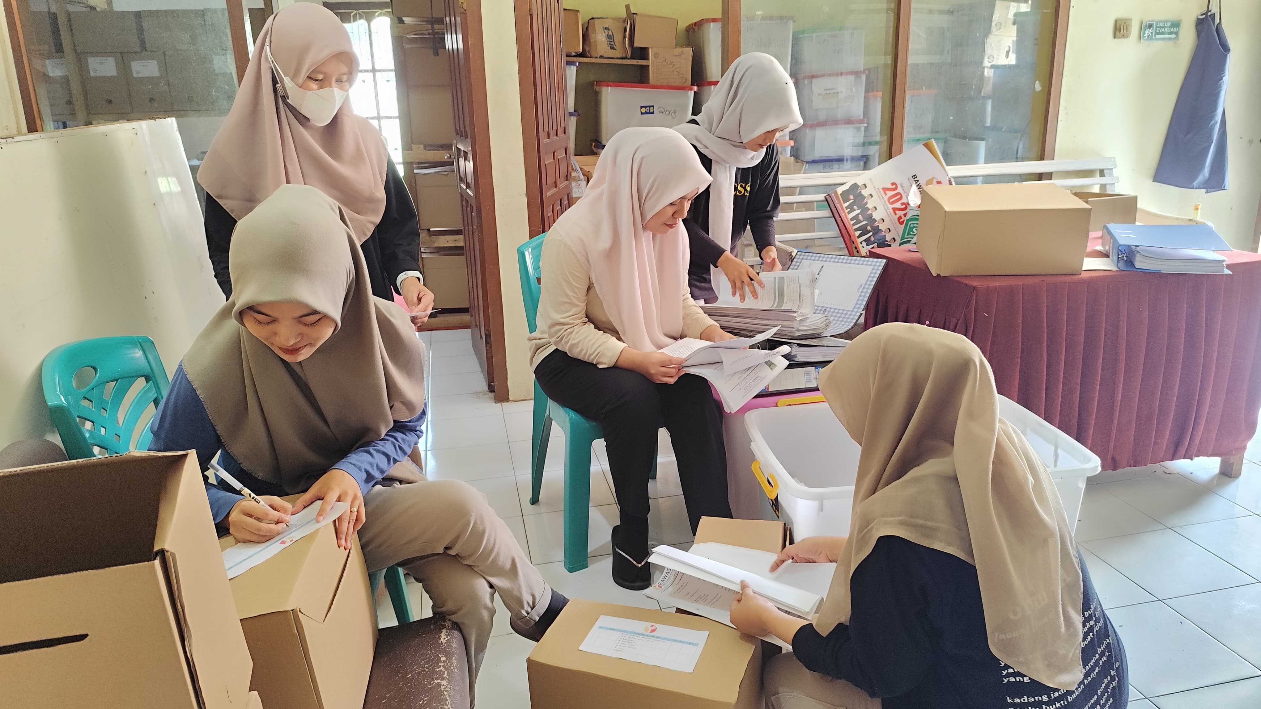 Proses pemnberian kode pada box arsip sesuai dengan klasifikasi agar memudahkan saat pencarian ulang. Senin(28/4/2025)