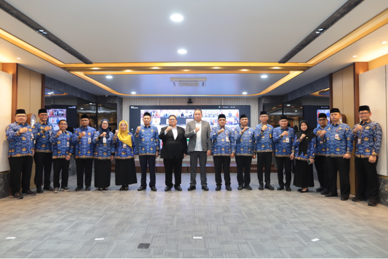 Para pimpinan Bawaslu dengan para pejabat terlantik berfoto bersama di Gedung Bawaslu, Jakarta, Rabu (30/4/2025).