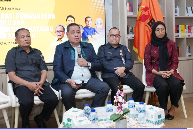 Anggota Bawaslu Herwyn JH Malonda bersama Sekjen Bawaslu Ichsan Fuady saat membuka Seminar Nasional Literasi Pengawasan Pemilu dan Peluncurkan Katalog Buku Bawaslu di Perpustakaan Bawaslu, Selasa, (27/5/2025).