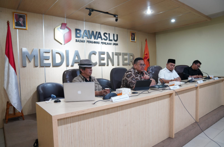 Ketua Bawaslu Rahmat Bagja saat memberikan materi dalam diskusi Bersama media dengan tema Kupas Tuntas Rencana Revisi Undang -Undang Pemilu dan Pemilihan, di Media Center Bawaslu, Kamis, (8/5/2025).
