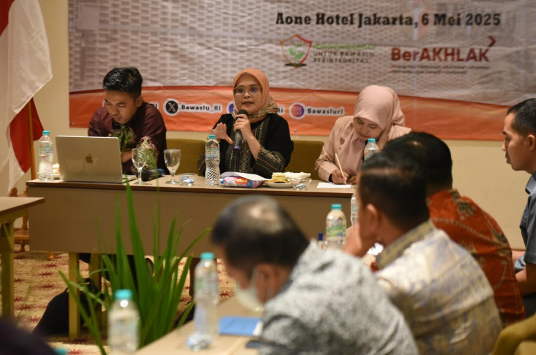 Anggota Bawaslu Lolly Suhenty didampingi Tenaga Ahli Iji Jaelani (kiri) dan Apriyanti Marwah (kanan) saat memimpin diskusi dalam Rapat Penyusunan Strategi Pengawasan Pemutakhiran Data Pemilih Berkelanjutan: Memperkuat Sistem Pengelolaan dan Analisis Data Pengawasan di Jakarta, Selasa (6/5/2025).