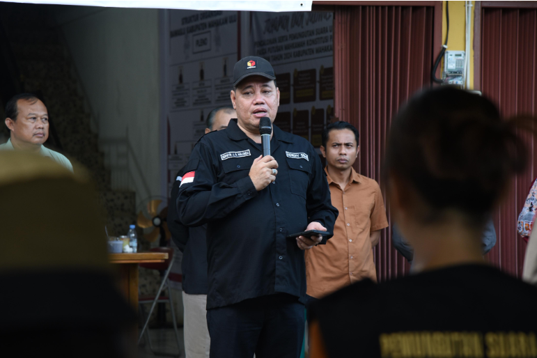 Anggota Bawaslu Herwyn JH Malonda, yang berdiri di tengah barisan pengawas pemilu se-Kabupaten Mahakam Ulu, Kalimantan Timur, Jumat (23/5/2025)/ Foto: Publikasi dan Pemberitaan Bawaslu