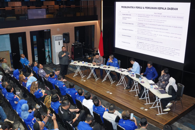 Ketua Bawaslu Rahmat Bagja saat memberikan materi dalam Diskusi Publik Revisi Paket Rancangan Undang-Undang Pemilu di Kantor Partai Demokrat, Senin, (19/5/2025)