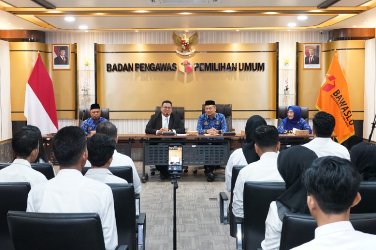 Ketua Bawaslu Rahmat Bagja (jas hitam) dan Sekretaris Jenderal Bawaslu Ichsan Fuady (kanan) saat acara pengarahan CPNS Bawaslu di Gedung Bawaslu, Jakarta, Senin (2/6/224)/Foto: Pemberitaan dan Publikasi Bawaslu