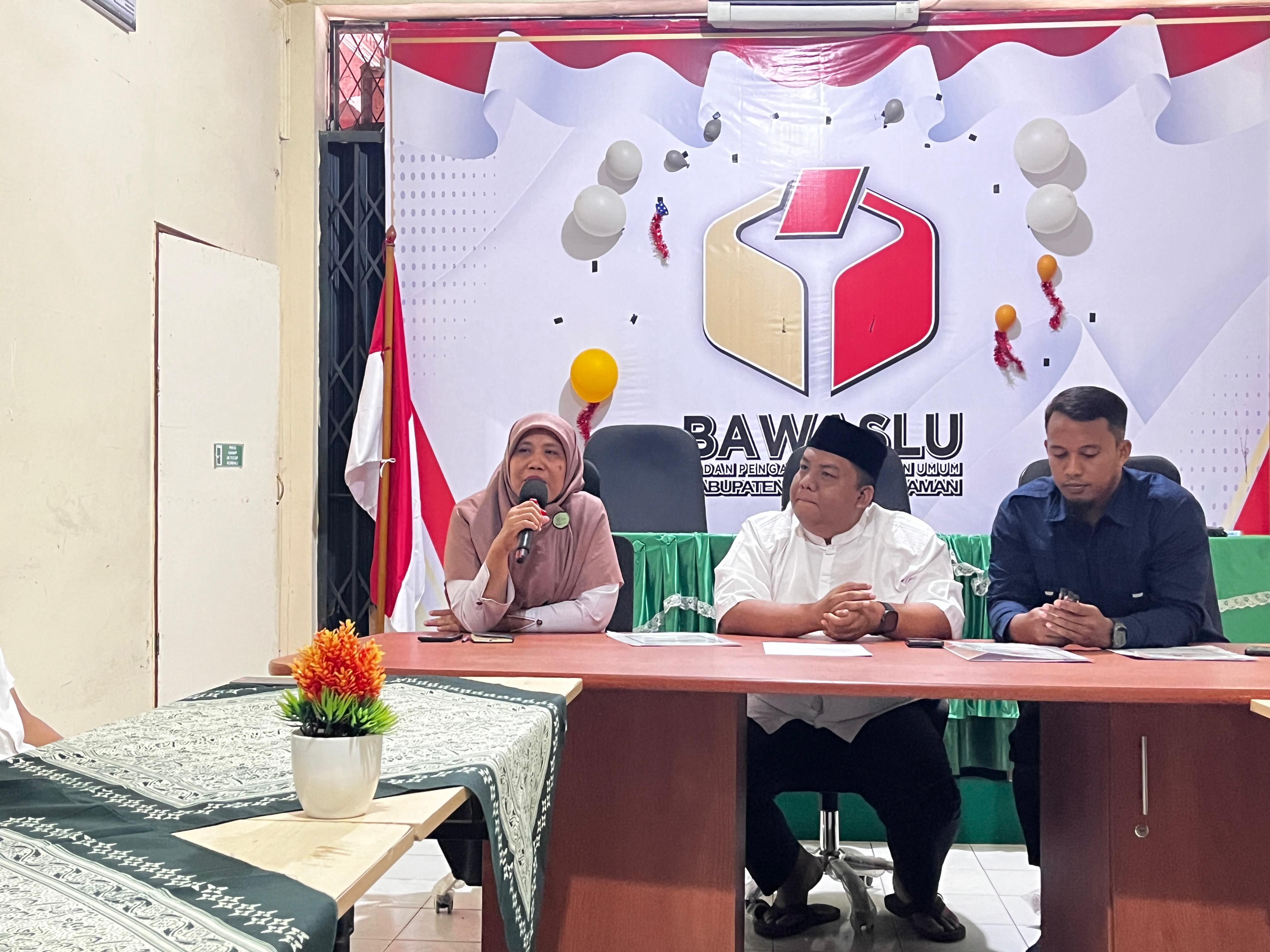 Anggota Bawaslu Padang Pariaman, Irwandi didamping Kepala Sekretariat dan Kasubag Pengawasan Pemilu dan Humas  Saat Menyambut Kedatangan CPNS Tahun Anggaran 2024